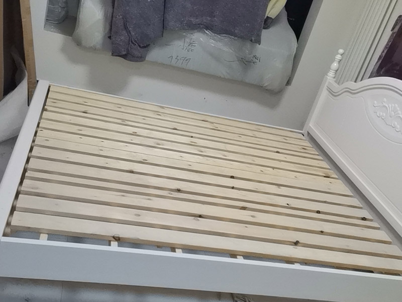 家具組裝維修：1、墻面中的裝修管線：水電改造已經(jīng)是現(xiàn)代裝修中必不可少的一項(xiàng)，所以墻面中，頂棚中，頂與墻的交接處都會有管線埋于墻內(nèi)的可能。定制家具的安裝其實(shí)與整體櫥柜非常像，也有吊柜，有時也需要用到電錘之類的重型裝備，如果事先我們都不知道那里有管，那里有線，就會有打斷線，打爆水管的可能；線比較好接起來，可是水管就很難搞了。 2、拉手、把手等五金件的安裝：這里主要是要確定安裝位置，以最合適家人的高度或者位置就可以，而不要光圖美觀好看。比如吊柜或者增高柜的把手一定要安裝在門的下面，地柜、寫字臺的小柜，一定要放在上面。 3、注意保持衛(wèi)生：如果是更換家里的舊家具，這一點(diǎn)尤為重要，因?yàn)槎ㄖ萍揖卟煌诔善芳揖?，很多東西是在您的家中安裝完成的，要有一些打孔、切割等工作，所以必然會有一些鋸末和灰塵產(chǎn)生。 4、安裝時要注意家中的其它位置的保護(hù)，因?yàn)榧揖咭话阍诩已b過程中是最后進(jìn)場（不裝修的話更要保護(hù)家里的物品），家具安裝完，就要做保潔了。重點(diǎn)保護(hù)的對象是：地板（尤其是實(shí)木地板）、門套、門、樓梯、墻紙、壁燈等。