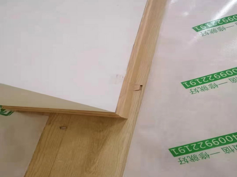 地板成品保護維修：防止磕碰：可以鋪一些柔軟耐沖擊的材料，加以防護。 防污染：后期的墻漆、膠水、有機溶劑有可能在施工中不慎滴落，污染木質(zhì)裝飾表面，可以鋪些隔離物加以防護。安裝過程中，應注意輕拿輕放，不能碰傷、劃傷，好的鋁材應貼好保護膜和標簽。