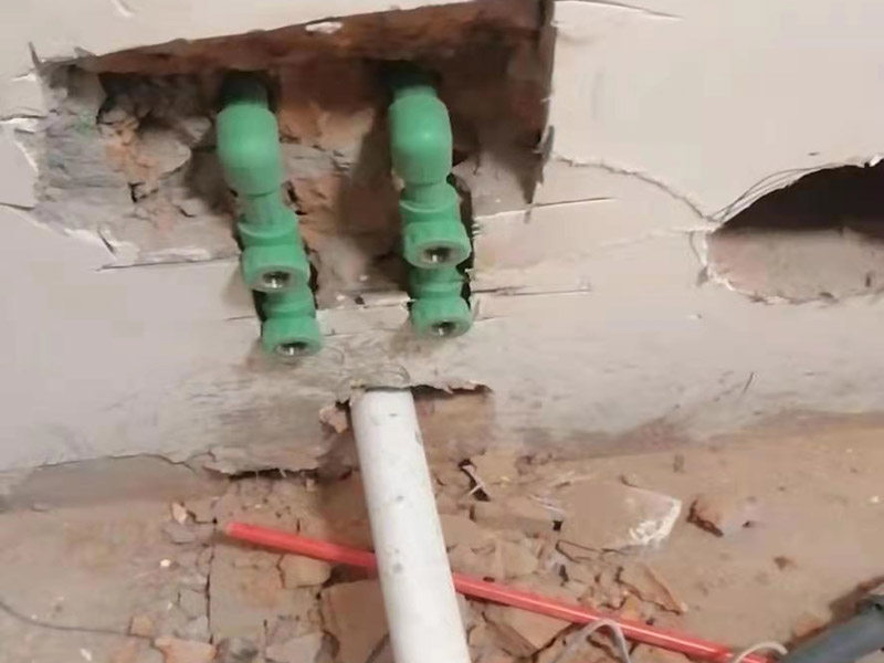 墻面水電改造維修：按走向進(jìn)行墻面或地面開(kāi)槽，開(kāi)槽過(guò)程中，不允許出現(xiàn)墻面橫向開(kāi)槽大于30cm的現(xiàn)象，因?yàn)闄M向開(kāi)槽將破壞整樓的承重，使得抗震能力降低而且墻面容易開(kāi)裂。如果是保溫墻的話，開(kāi)很長(zhǎng)的橫槽有可能會(huì)導(dǎo)致開(kāi)槽上部的保溫層整體脫落。墻面開(kāi)槽一般都應(yīng)該是豎向垂直開(kāi)槽。 埋入管線(包括布線和接好管道)和暗盒，電路施工時(shí)先安裝管路，然后再穿導(dǎo)線，這樣可以避免將來(lái)?yè)Q線出現(xiàn)導(dǎo)線無(wú)法抽動(dòng)的現(xiàn)象。穿管不能使用軟管，防止出現(xiàn)死角。同時(shí)電路接頭不要裸露在外面，應(yīng)該安裝在線盒內(nèi)，分線盒之間不允許有接頭。