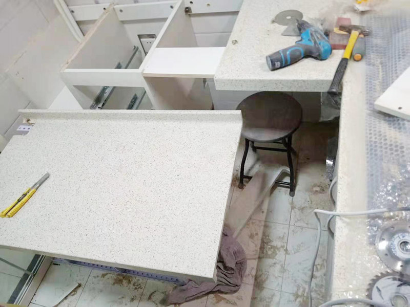 櫥柜維修改造：對廚房作防護(hù)措施,掛擋布、廚房墻面等做簡單清理,以便準(zhǔn)確測量地面水平。 材料進(jìn)場:櫥柜板材等進(jìn)場。  安裝地柜 組裝:統(tǒng)一組裝好地柜,搬進(jìn)廚房,按圖紙順序擺放好位置(倒放),統(tǒng)一安裝地腳。 現(xiàn)場切割:地面上墊上保護(hù)物,割口根據(jù)實(shí)物的大小從反面進(jìn)行操作,保持正面不崩。 安裝順序：如有轉(zhuǎn)角柜應(yīng)先安轉(zhuǎn)角柜，沒有轉(zhuǎn)角柜先從靠墻的柜往外安裝。 水平調(diào)整：通過地柜的調(diào)節(jié)腿調(diào)節(jié)地柜水平度，誤差保持正負(fù)1mm。