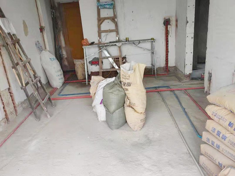 全屋線管鋪設(shè)裝修：管內(nèi)穿線在建筑物抹灰、粉刷及地面工程結(jié)束后進(jìn)行,穿線前應(yīng)將電線保護(hù)管內(nèi)的積水及雜物清理干凈。但針對建筑電氣安裝項目逐漸增加,管內(nèi)穿線的工程量隨之增大,為配合工程整體同步竣工,管內(nèi)穿線可以提前進(jìn)行,但必須滿足下列條件: 1、混凝土結(jié)構(gòu)工程必須經(jīng)過結(jié)構(gòu)驗收和核定。 2、磚混結(jié)構(gòu)工程必須初裝修完成以后。 3、作好成品保護(hù),箱、盒及導(dǎo)線不應(yīng)破損及被灰漿污染。 4、穿線后線管內(nèi)不得有積水及潮氣侵入,必須保證導(dǎo)線絕緣強度符合規(guī)范要求。