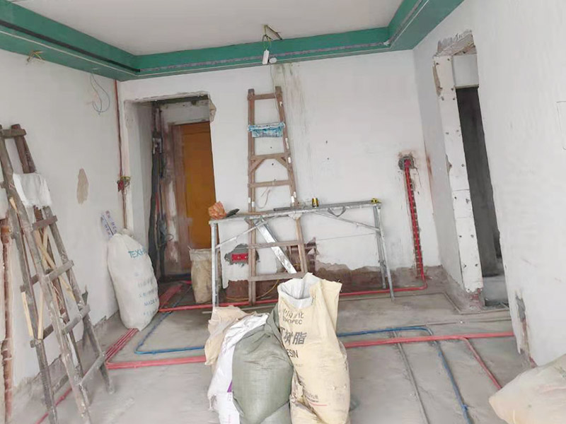 全屋線管鋪設(shè)裝修：管內(nèi)穿線在建筑物抹灰、粉刷及地面工程結(jié)束后進(jìn)行,穿線前應(yīng)將電線保護(hù)管內(nèi)的積水及雜物清理干凈。但針對建筑電氣安裝項目逐漸增加,管內(nèi)穿線的工程量隨之增大,為配合工程整體同步竣工,管內(nèi)穿線可以提前進(jìn)行,但必須滿足下列條件: 1、混凝土結(jié)構(gòu)工程必須經(jīng)過結(jié)構(gòu)驗收和核定。 2、磚混結(jié)構(gòu)工程必須初裝修完成以后。 3、作好成品保護(hù),箱、盒及導(dǎo)線不應(yīng)破損及被灰漿污染。 4、穿線后線管內(nèi)不得有積水及潮氣侵入,必須保證導(dǎo)線絕緣強度符合規(guī)范要求。