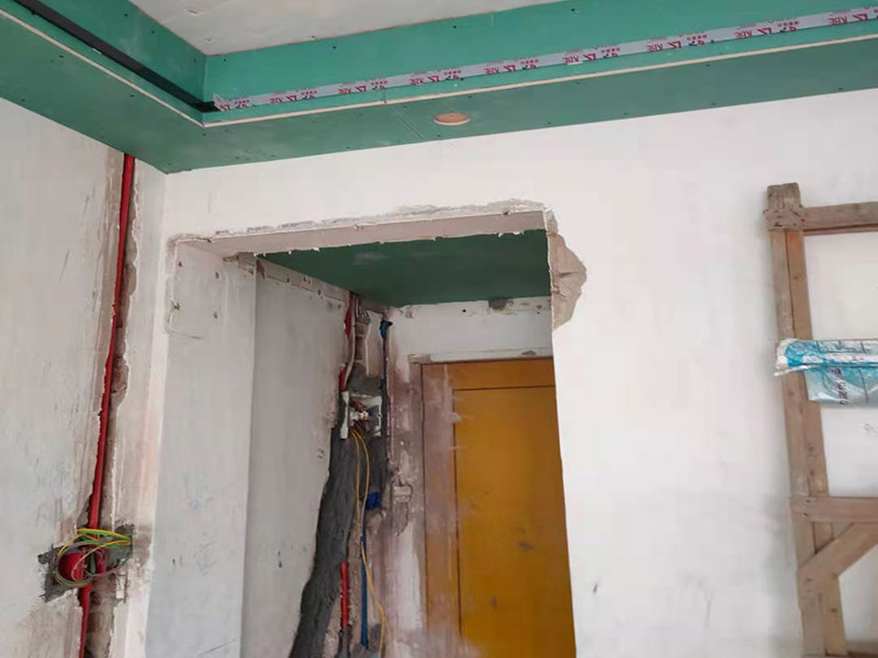 全屋線管鋪設(shè)裝修：管內(nèi)穿線在建筑物抹灰、粉刷及地面工程結(jié)束后進(jìn)行,穿線前應(yīng)將電線保護(hù)管內(nèi)的積水及雜物清理干凈。但針對建筑電氣安裝項目逐漸增加,管內(nèi)穿線的工程量隨之增大,為配合工程整體同步竣工,管內(nèi)穿線可以提前進(jìn)行,但必須滿足下列條件: 1、混凝土結(jié)構(gòu)工程必須經(jīng)過結(jié)構(gòu)驗收和核定。 2、磚混結(jié)構(gòu)工程必須初裝修完成以后。 3、作好成品保護(hù),箱、盒及導(dǎo)線不應(yīng)破損及被灰漿污染。 4、穿線后線管內(nèi)不得有積水及潮氣侵入,必須保證導(dǎo)線絕緣強度符合規(guī)范要求。
