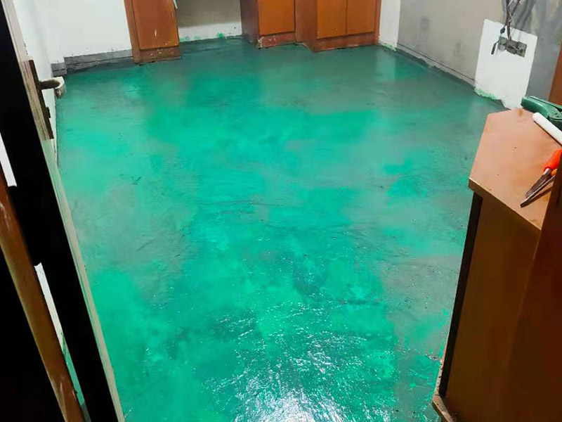 地面找平維修：1、如果地面平整度相對(duì)比較高，可以用鋪墊寶找平。比較省事，效果也好。地面平整度差的多了，建議不用鋪墊寶。因?yàn)殇亯|寶可以對(duì)地面有特別突出的，例如石子等，有調(diào)節(jié)作用，對(duì)于局部小范圍不平，沒法調(diào)節(jié)。弄不好，腳踩著還會(huì)發(fā)軟。 　　2、如果地面平整度差的不多，不用調(diào)節(jié)不同地面材料的高差，可以用水泥自流平來處理。厚度不高，施工質(zhì)量很好。 　　3、如果地面平整度差的比較多，建議用水泥沙漿找平，一次可以解決平整度和調(diào)整高差兩個(gè)問題。 　　4、如果地面的平整度誤差，只在局部范圍，也可以采用更靈活的辦法。在地板安裝前，請(qǐng)安裝工人，用快干粉之類的，實(shí)施局部找平，不影響安裝速度和質(zhì)量。
