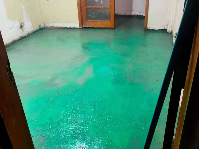 地面找平維修：1、如果地面平整度相對(duì)比較高，可以用鋪墊寶找平。比較省事，效果也好。地面平整度差的多了，建議不用鋪墊寶。因?yàn)殇亯|寶可以對(duì)地面有特別突出的，例如石子等，有調(diào)節(jié)作用，對(duì)于局部小范圍不平，沒法調(diào)節(jié)。弄不好，腳踩著還會(huì)發(fā)軟。 　　2、如果地面平整度差的不多，不用調(diào)節(jié)不同地面材料的高差，可以用水泥自流平來處理。厚度不高，施工質(zhì)量很好。 　　3、如果地面平整度差的比較多，建議用水泥沙漿找平，一次可以解決平整度和調(diào)整高差兩個(gè)問題。 　　4、如果地面的平整度誤差，只在局部范圍，也可以采用更靈活的辦法。在地板安裝前，請(qǐng)安裝工人，用快干粉之類的，實(shí)施局部找平，不影響安裝速度和質(zhì)量。