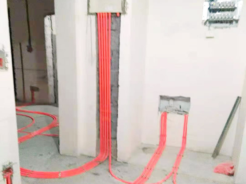 全屋電路布線：首先根據(jù)實(shí)際情況定位，定位完成后，電工根據(jù)定位和電路走向，開布線槽，線路槽很有講究，要橫平豎直，不過，規(guī)范的做法，不允許開橫槽，因?yàn)闀?huì)影響墻的承受力。布線一般采用線管暗埋的方式。線管有冷彎管和PVC管兩種，冷彎管可以彎曲而不斷裂，是布線的最好選擇，因?yàn)樗霓D(zhuǎn)角是有弧度的，線可以隨時(shí)更換，而不用開墻。冷彎管要用彎管工具，弧度應(yīng)該是線管直徑的10倍，這樣穿線或拆線，才能順利。