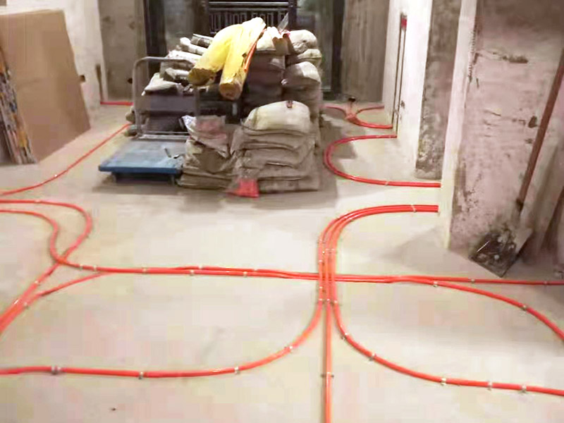 全屋電路布線：首先根據(jù)實(shí)際情況定位，定位完成后，電工根據(jù)定位和電路走向，開布線槽，線路槽很有講究，要橫平豎直，不過，規(guī)范的做法，不允許開橫槽，因?yàn)闀?huì)影響墻的承受力。布線一般采用線管暗埋的方式。線管有冷彎管和PVC管兩種，冷彎管可以彎曲而不斷裂，是布線的最好選擇，因?yàn)樗霓D(zhuǎn)角是有弧度的，線可以隨時(shí)更換，而不用開墻。冷彎管要用彎管工具，弧度應(yīng)該是線管直徑的10倍，這樣穿線或拆線，才能順利。