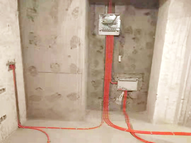 全屋電路布線：首先根據(jù)實(shí)際情況定位，定位完成后，電工根據(jù)定位和電路走向，開布線槽，線路槽很有講究，要橫平豎直，不過，規(guī)范的做法，不允許開橫槽，因?yàn)闀?huì)影響墻的承受力。布線一般采用線管暗埋的方式。線管有冷彎管和PVC管兩種，冷彎管可以彎曲而不斷裂，是布線的最好選擇，因?yàn)樗霓D(zhuǎn)角是有弧度的，線可以隨時(shí)更換，而不用開墻。冷彎管要用彎管工具，弧度應(yīng)該是線管直徑的10倍，這樣穿線或拆線，才能順利。