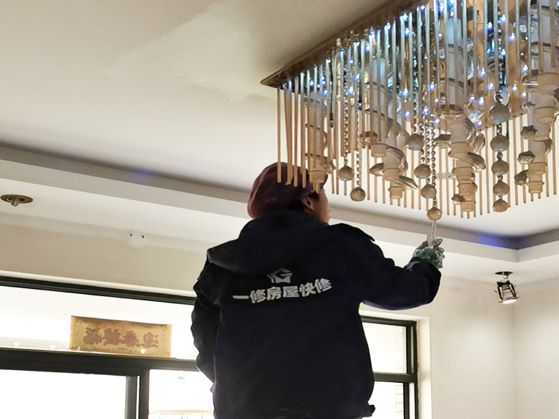吊燈安裝維修:首先把掛板從吸頂盤上拆下來，吸頂盤上位置比對好，將螺絲擰緊,根據(jù)要裝的位置做上記號，鉆孔需要注意孔不要打的太深，按照膨脹螺絲長度來打孔。打好孔后將膨脹螺絲放到孔內(nèi)，因為孔的直徑比膨脹螺絲的要小一些，所以要用錘子將其打入，這樣安裝的螺絲才牢固。
