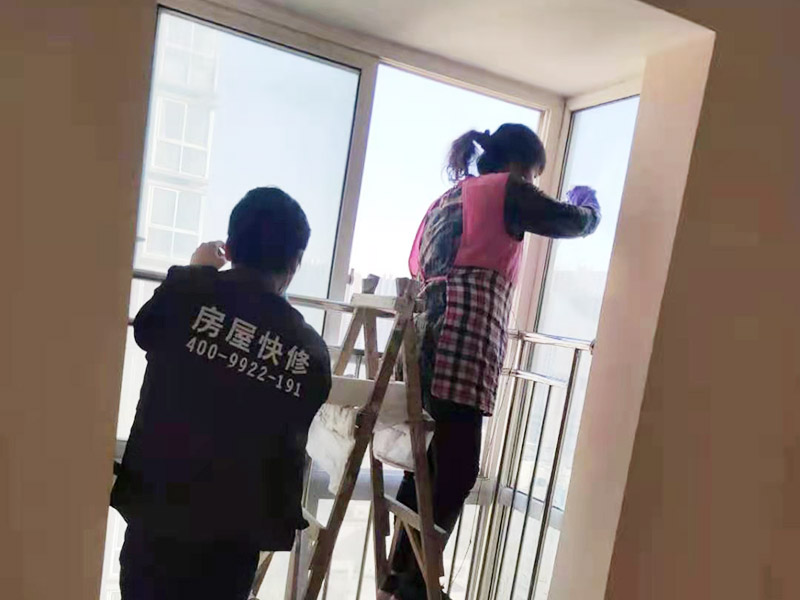 局部安裝裝修：.注意對(duì)水龍頭鍍層的保護(hù)，避免其他金屬物體碰壞龍頭鍍層 安裝時(shí)，應(yīng)用力擰緊龍頭的冷熱水管，同時(shí)用力擰緊龍頭易裝器 墊圈的安裝，由于墊圈在保護(hù)水龍頭方面起到了巨大的作用，一定不能忘記安放墊圈 將要安裝的水龍頭放在預(yù)留的安裝口上，并安裝好套筒，用最大的力氣將它擰緊 安裝好后，打開龍頭，用最大的閥門進(jìn)行放水，清除管道中的淤泥與雜物，清潔水管。