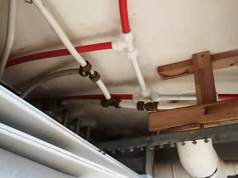水管轉(zhuǎn)換頭更換:1、水管安裝后一定要進行增壓測試：增壓測試一般是在1.5倍水壓的情況下進行,在測試中應沒有漏水現(xiàn)象。 2、在沒有加壓條件下的簡單測試方法，但不完全可行。 關閉水管總閥。(即水表前面的水管開關) 打開房間里面的水龍頭20分鐘，確保沒水再滴后關閉所有的水龍頭。 關閉馬桶水箱和洗衣機等具有蓄水功能的設備進水開關。 打開水管總閥。 打開總閥后20分鐘查看水表是否走動，包括緩慢的走動。如果有走動，即為漏水了。如果沒有走動，可能沒事。(如果水表有問題或水管微滲，有可能難以確定。)所以建議施工完一定要進行水壓測試實驗，一般打壓8公斤，時間20-30分鐘。