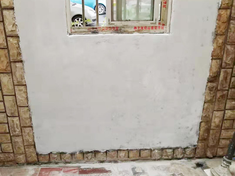 墻面局部翻新：基層裂縫的處理方法，薄而多遍的水泥砂漿抹面：鋼絲刷刷掉起皮的涂料面層。 墻面問題處理辦法，進行涂料施工、清理墻面，尤其是深顏色的涂料兌水過多可能導(dǎo)致浮色發(fā)花等不良現(xiàn)象：云石機切出空鼓的墻面，達(dá)到原有墻面的高度、油污進行徹底清洗干凈，刷界面劑，涂刷兩遍墻面漆，批刮柔性膩子：以鏟刀清除墻面已松動的膩子層。 待基層完全干燥后，進行涂料施工舊房翻新按照下面的步驟，可以用小錘子輕輕敲擊