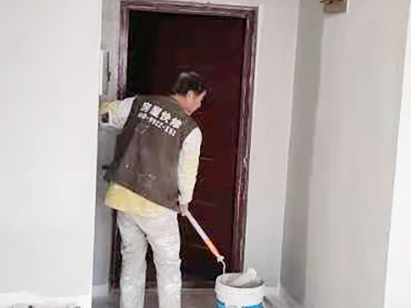 墻面刷墻固施工：1.將墻面清潔干凈，抹灰。 2.然后用石膏在墻面找平，批刮膩?zhàn)印?3.將抹過(guò)膩?zhàn)拥膲γ孀錾把a(bǔ)。 4.涂一層防水膩?zhàn)訉樱贊L涂?jī)杀槿槟z漆。 5.最后將腳線和其他處油漆清理干凈，檢查墻面。