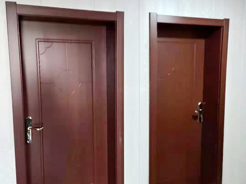 全屋翻新裝修施工：在舊房翻新中最先實施的是主題拆除，其中主要包括墻面、地面、門窗、水路、電路等各方面的拆除。提醒各位裝修業(yè)主們在拆除過程中，廚衛(wèi)的墻磚鏟除中防水層是極易被損壞的，所以裝修業(yè)主們在墻面抹灰完成后一定要重新做防水。拆改會產(chǎn)生許多的垃圾，要及時清理，同時老房翻新過程中時刻保持室內(nèi)的清潔，這對于施工也是非常方便的。 舊房翻新業(yè)主們在做結(jié)構(gòu)優(yōu)化時，廚房、衛(wèi)生間在包立管時一定要留有檢查口以便維修，舊房的承重墻一定不能拆除否則造成安全隱患。 接下來就是隱蔽工程的實施了。其中包括檢查吊頂內(nèi)的供水、空調(diào)、通風等設(shè)施的管道、線路、設(shè)備是否已做密閉試驗，電器絕緣、電阻測試，連接是否牢固、接頭做法是否符合要求、易燃材料是否已做防火等。 然后就是水路的改造，這是舊房翻新最重要的項目之一。首先裝修業(yè)主們要檢查舊房本來的上、下水路是否銹蝕、老化。對于勉強能使用的水路管線，今后的使用過程中會出現(xiàn)滲水、漏水等諸多問題使得更加麻煩。