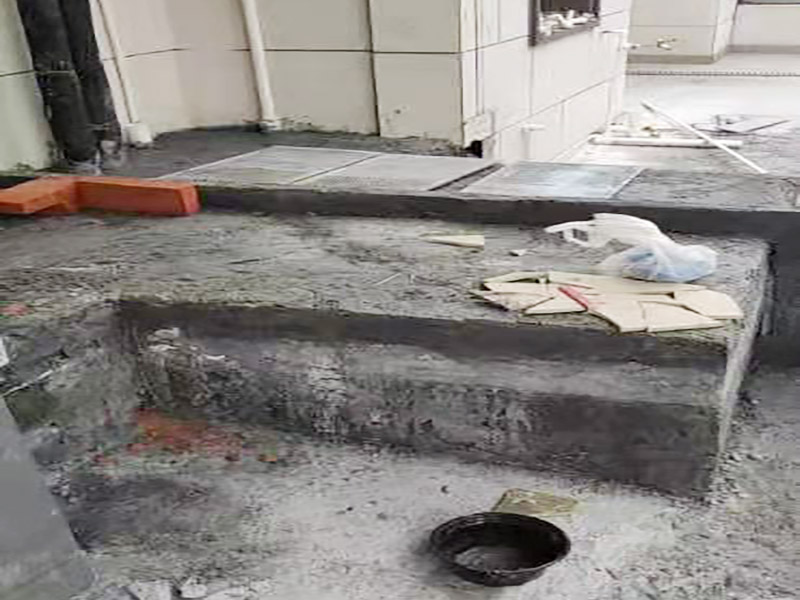 陽臺地面處理施工:防水能力差、表面比較光滑且不具備防滑能力的瓷磚，鋪裝在陽臺地面上是比較危險的事情。如果特別需要在陽臺地面鋪設(shè)瓷磚的話，建議盡量選用亞光面、光線反射率較低、同時具有防凍、防水、防滑等特點的瓷磚進行陽臺的地面鋪設(shè)。 　