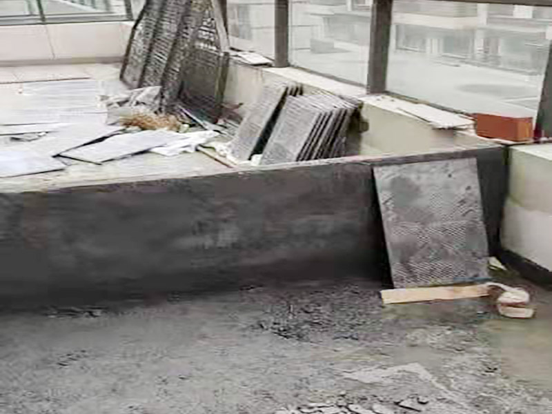 陽臺地面處理施工:防水能力差、表面比較光滑且不具備防滑能力的瓷磚，鋪裝在陽臺地面上是比較危險的事情。如果特別需要在陽臺地面鋪設(shè)瓷磚的話，建議盡量選用亞光面、光線反射率較低、同時具有防凍、防水、防滑等特點的瓷磚進行陽臺的地面鋪設(shè)。 　