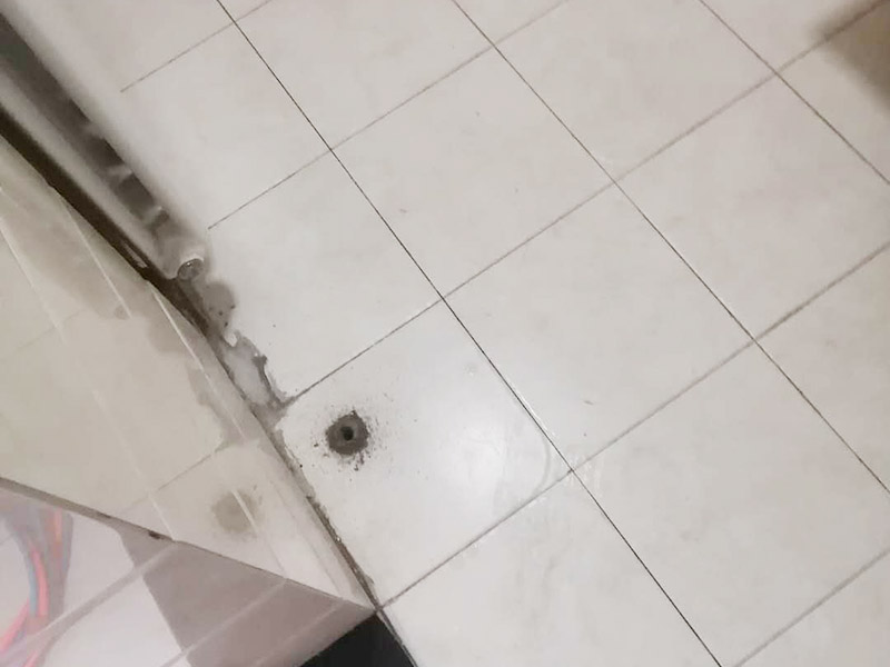 地面漏水維修：判斷地面滲水的方法：只要地面用水，樓下就有滲漏水現(xiàn)象，地面不使用水時(shí)，樓下不再滲漏水?！∫话闼軡B漏水量大，并且有持續(xù)性；往地漏，手盆，坐便倒水即可判斷下水管沒(méi)有問(wèn)題，如果衛(wèi)生間連續(xù)幾天都沒(méi)使用水，但是還有滲漏水現(xiàn)象，并且滲漏水沒(méi)有減輕，即為上水管問(wèn)題?！?如果衛(wèi)生間是防水層滲漏水，而不是上下水管漏水的情況。都是不需要刨瓷磚就可以維修好的了。　　 維修方法很簡(jiǎn)單就是使用新型的滲透型防水劑在衛(wèi)生間表面再做遍防水，讓水不進(jìn)入地下，直接從水道流走。