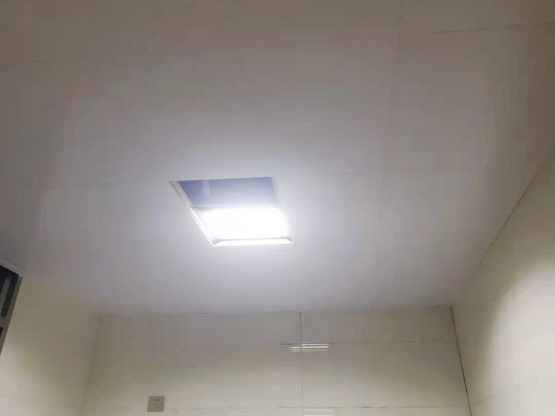 集成吊頂安裝：在鉆孔內(nèi)旋入膨脹管螺桿，保證吊頂與屋頂之間的夾層高度大于25厘米，螺桿與天花板的連接是整個吊頂?shù)陌惭b基礎，螺桿必須與天花板保持垂直并固定住，各個螺桿務必保持平行，通常使用六根螺桿便可承擔起整個集成吊頂?shù)闹亓俊?龍骨搭建完成、油煙機口預留好就可以安裝扣板了，要先將扣板四邊的膜掀起，不用完全撕掉可以按照膜上的箭頭進行同方向安裝。