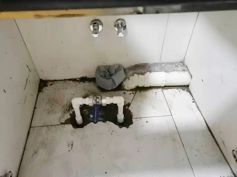 水槽下水管維修更換：首先，要檢查地板和屋頂是否有漏水的縫隙，廚衛(wèi)地面也要做蓄水相關(guān)的實驗，確定不漏水之后，再檢查水管及配件是否有破損、是否牢固。安裝溢水孔的下水管。溢水孔是避免水槽向外溢水的保護孔，所以要注意其與槽體銜接處的密封性，確保溢水孔的下水管自身不漏水。安裝整體的排水管。當遇到兩個過濾籃的水槽，且兩個下水管之間的距離有近遠，就需要對水管進行切割作業(yè)，要十分留意的是每個接口的密封性。