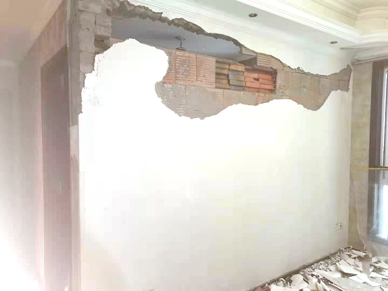 頂、墻、地拆除時石膏板、鋁扣板吊頂拆除要安順序一塊一塊拆掉;隔墻拆除時嚴(yán)禁采用掏掘或推倒的方法，我們應(yīng)該要用手錘一塊一塊拆。燈具拆除前首先由水電專業(yè)工人斷掉水電總閘，將潔具、燈具、散熱器拆除，在拆除燈具前將線頭用絕緣膠布包好以防漏電。拆除門、門套時由木工將木門及窗簾桿用螺絲刀然后用撬桿將門套等拆除。