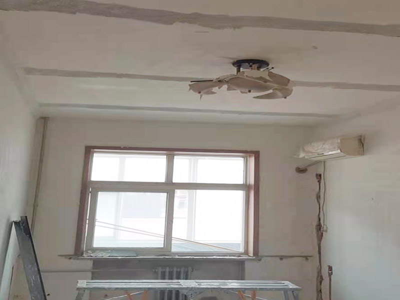 吊頂墻面翻新:在墻面翻新前，需要先將舊漆面鏟除干凈，之后在進行打磨，將墻面的浮沉雜物都清理干凈。如果墻面有凹凸不平的情況，要先用膩子修補，如果墻面出現(xiàn)空鼓的現(xiàn)象，也要將整面的墻皮進行鏟除，在做后續(xù)的處理?；鶎幼鐾旰?，需要將施工區(qū)域的家具物件移除，避免在翻新過程中，使家具受到損傷。 在刮膩子之前，先用尺子檢測一下墻面的平整度，在施工時，對不平整的地方進行多次涂刮，修補好不平整的區(qū)域。一般膩子刮兩遍即可，每次膩子刮完后要進行打磨，可以讓墻面更加光滑。膩子干透后，再對墻面進行油漆涂刷，底漆要先刷，施工力度要均勻，這樣漆膜厚度也相對一致，然后開始面漆施工，一定要讓漆面自然干透。