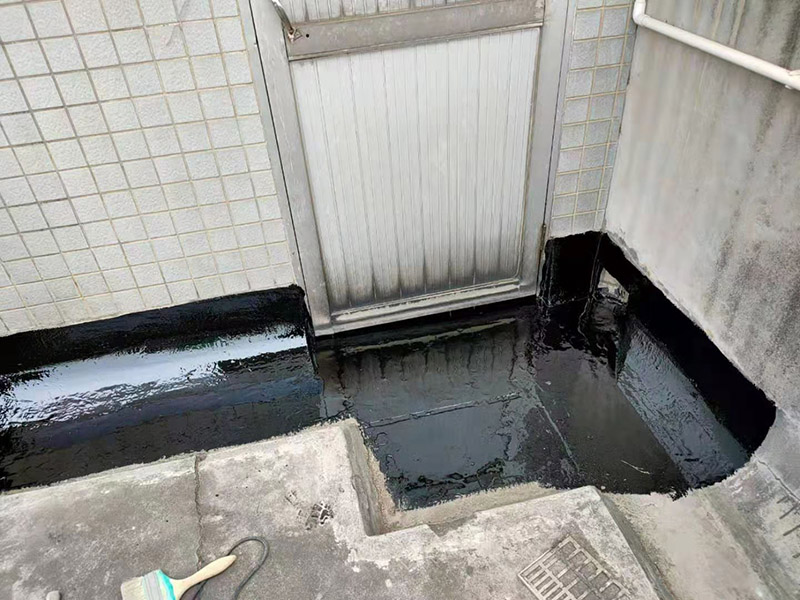 屋頂墻角刷防水：首先將屋頂?shù)睦媲宄?、尋找裂縫，在屋里觀察墻角、墻面起皮的、發(fā)霉的部位相對(duì)應(yīng)的屋頂基本上就是漏雨的地方，將防水膠灌入裂縫、在其上面覆蓋一層油氈布用刷子刷勻盡量別起鼓。然后將液體瀝青均勻刷在屋頂平面上面覆蓋一層油氈布，用火槍烤油氈布，使其緊緊粘在一起。在刷液體瀝青在覆蓋油氈布用火槍使其緊粘在一起。技術(shù)好的話可以做個(gè)排水坡，讓雨水順著排水坡或滴水檐迅速排出減少雨水對(duì)屋面的沖擊浸泡。