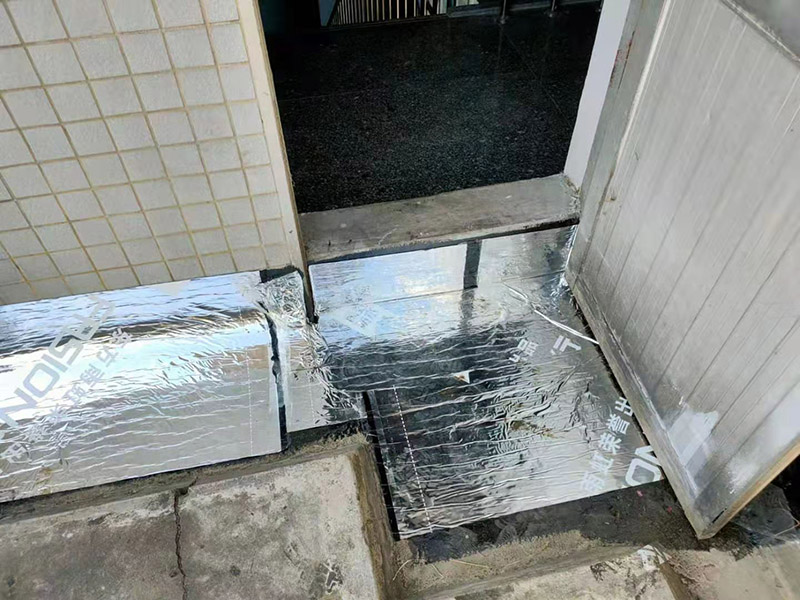 屋頂墻角刷防水：首先將屋頂?shù)睦媲宄?、尋找裂縫，在屋里觀察墻角、墻面起皮的、發(fā)霉的部位相對(duì)應(yīng)的屋頂基本上就是漏雨的地方，將防水膠灌入裂縫、在其上面覆蓋一層油氈布用刷子刷勻盡量別起鼓。然后將液體瀝青均勻刷在屋頂平面上面覆蓋一層油氈布，用火槍烤油氈布，使其緊緊粘在一起。在刷液體瀝青在覆蓋油氈布用火槍使其緊粘在一起。技術(shù)好的話可以做個(gè)排水坡，讓雨水順著排水坡或滴水檐迅速排出減少雨水對(duì)屋面的沖擊浸泡。