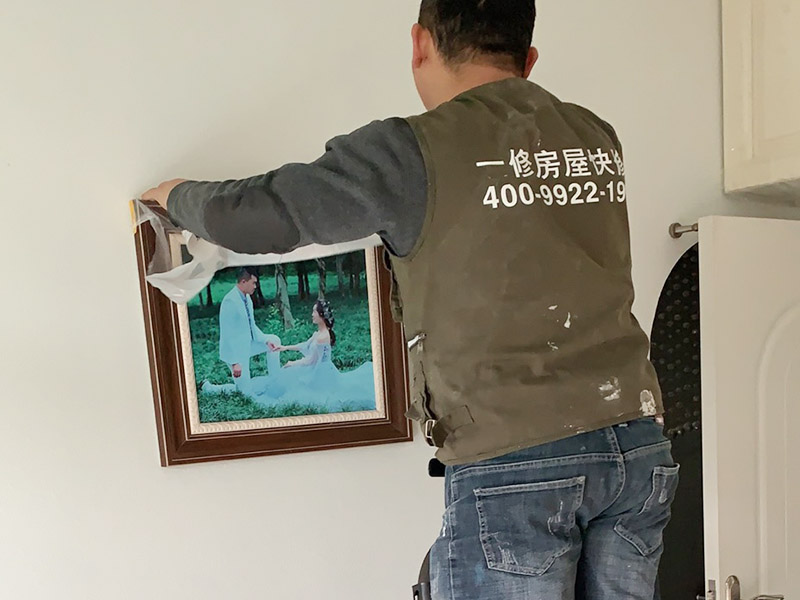 家具裝飾品成品保護：1、做好入戶門保護 　　各類裝修物料的進場、建筑裝修垃圾的清理都必須經(jīng)過入戶門。在對物品進行搬運時，難免會與入戶門發(fā)生磕碰及摩擦。因此，在進行成品保護時，我們首先要做好入戶門的保護。 　　建議，在裝修開工前知道家具家電進場，都應(yīng)當使用成品保護膜將入戶門進行包裹。 　　2、做好水電改造期間的成品保護 　　水電改造是基礎(chǔ)裝修，水電裝修的質(zhì)量好壞，直接決定著后期的施工和使用。因此，在進行水電改造時，同樣需要做好成品保護工作。水電改造完成后，應(yīng)當對各種管線進行規(guī)范的固定，以防脫落;對裸露的線頭要進行包裹，以防發(fā)生觸電的危險;做好地面裸線管的固定和保護，防止被踩壞。同時，在搬運物料時，也不要破壞地面鋪設(shè)的管線。 　　3、做好瓷磚、地板的鋪貼保護 　　進行裝修施工時，磁環(huán)邊鋪邊勾縫，在崗鋪設(shè)的瓷磚、地板上堆放雜物、走動踩踏，地板沒有使用成品保護膜覆蓋等都會影響瓷磚及地板的鋪貼效果，使瓷磚出現(xiàn)施工質(zhì)量問題。
