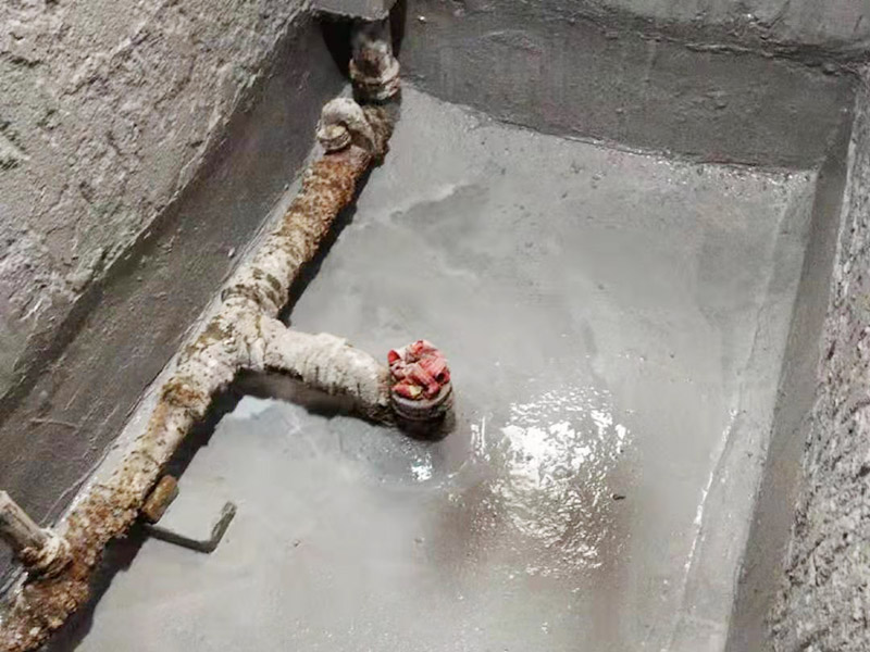 舊廁所拆除裝修：首先，拆除瓷磚時(shí)要用電，而電是從客廳臨時(shí)拉的，為了避免在施工過程中發(fā)生觸電的現(xiàn)象，將電拉進(jìn)衛(wèi)生間內(nèi)。其次，舊房改造拆除瓷磚時(shí)可以用沖擊電鉆，這種工具方便快捷，可自由更換。但在使用前應(yīng)檢查其是否靈活，可以通過空轉(zhuǎn)一分鐘的方法進(jìn)行檢驗(yàn)。用完之后及時(shí)進(jìn)行清理。 磚應(yīng)從下至上進(jìn)行，在施工過程中對地面及時(shí)進(jìn)行處理，以免因垃圾過多從而影響后面的工作。同時(shí)要處理好房內(nèi)的防水層。拆除插座與水龍頭附近的瓷磚時(shí)應(yīng)小心，以免損壞水電設(shè)備。為了加快房屋翻新的進(jìn)度，在拆完衛(wèi)生間瓷磚后應(yīng)立即將現(xiàn)場的雜物處理干凈。