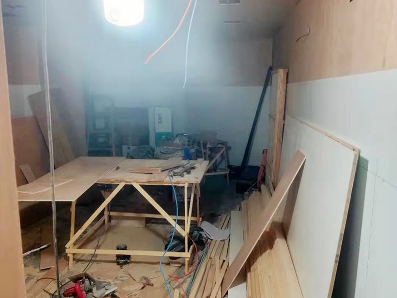 門店木工施工現(xiàn)場:首先應該搭建木作施工臺。木作施工臺用于板材的切割板，板材的造型，板材的平整度處理等等。門窗的制作包括門窗套制作、門窗制作。要特別注意門窗扇與框之間的縫隙不能太大，以及門窗套與門窗的色差等。木作表層封裝木制品制作完成后，對其表面進行細節(jié)封裝。木作表層封裝通常就要用到各種各樣的家裝板材，特別注意板材的選購。