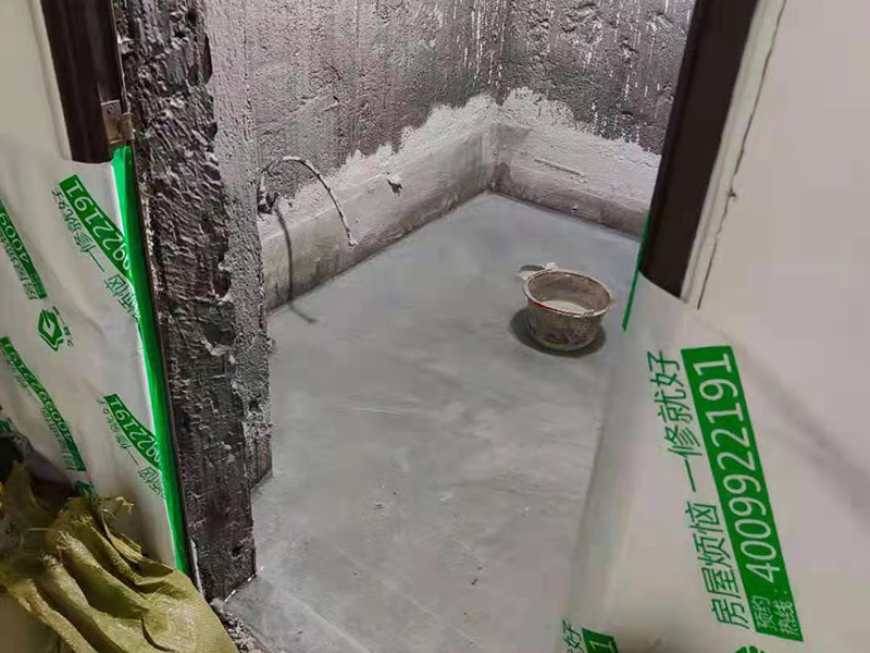 浴室防水成品保護(hù)：衛(wèi)生間洗浴時會濺水到鄰近的墻上，如沒有防水層的保護(hù)，隔壁墻和對頂角墻易潮濕發(fā)生霉變。所以一定要在鋪墻面瓷磚之前，做好墻面防水，一般防水處理中墻面要做30厘米高的防水處理，但是非承重的輕體墻，就要將整面墻做防水，至少也要做到1.8米高。 在鋪地磚之前，就一定要做好防水工程；在瓷磚鋪設(shè)之后，要保證磚面有一個泄水坡度(一般以1%左右為宜)，坡度朝向地漏，有利于廢水排放。 為了有好的防水效果，防水涂料一定要涂刷三遍，單組分環(huán)保型聚氨酯涂料的干透期在3~4天左右，如果在陰雨天涂刷防水材料，防水