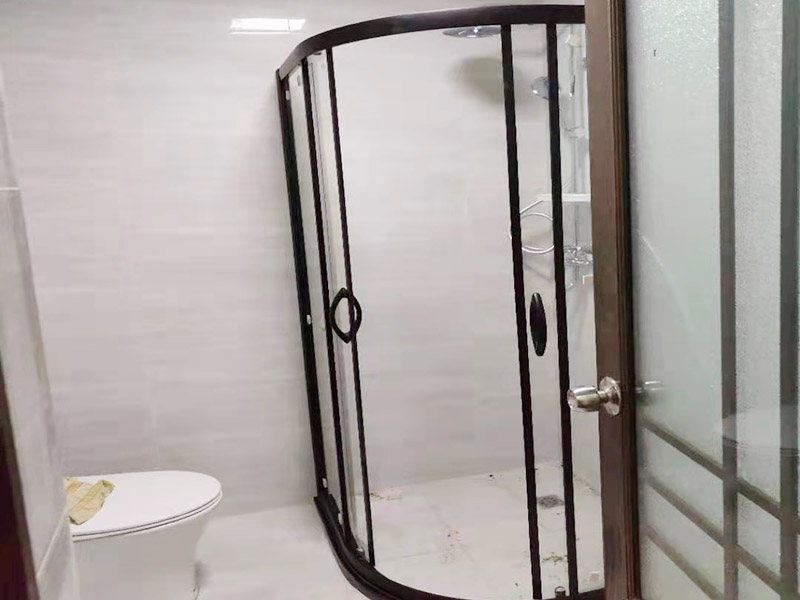 浴室貼磚裝修:把還沒有涂抹水泥的地磚鋪在地上，把它們敲平，然后在地磚上涂滿水泥，鋪在地面，保持四塊磚的對角位置對齊。 鋪瓷磚的順序其實也是有不少講究的，鋪地磚的時候應該從內(nèi)向外貼，遇到坡度或者有地漏的地方，還要注意排水方向找坡；墻面磚的鋪貼應該從下向上進行。為了最后的鋪貼效果美觀，最底層的瓷磚要最后貼；墻面磚鋪貼結束以后還要壓地磚。 這里要注意的是，貼瓷磚的時候不能一面墻貼到頂，否則由于瓷磚較重容易引起脫落。鋪好了地磚盡量不要去踩。 因為瓷磚本身有許多小孔，吸水能力強，干燥的瓷磚會吸干水泥的水分.