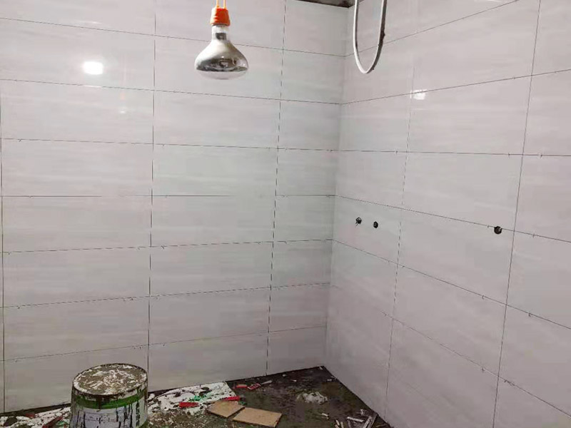 浴室貼磚裝修:把還沒有涂抹水泥的地磚鋪在地上，把它們敲平，然后在地磚上涂滿水泥，鋪在地面，保持四塊磚的對角位置對齊。 鋪瓷磚的順序其實也是有不少講究的，鋪地磚的時候應該從內(nèi)向外貼，遇到坡度或者有地漏的地方，還要注意排水方向找坡；墻面磚的鋪貼應該從下向上進行。為了最后的鋪貼效果美觀，最底層的瓷磚要最后貼；墻面磚鋪貼結束以后還要壓地磚。 這里要注意的是，貼瓷磚的時候不能一面墻貼到頂，否則由于瓷磚較重容易引起脫落。鋪好了地磚盡量不要去踩。 因為瓷磚本身有許多小孔，吸水能力強，干燥的瓷磚會吸干水泥的水分.