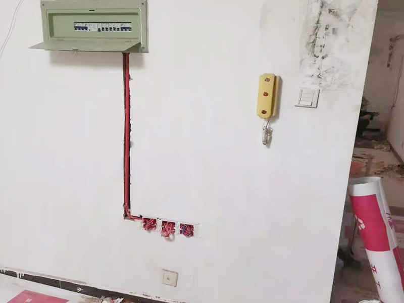 墻面電路改造：要用電需求進(jìn)行定位，完成定位之后，師傅會(huì)按照定位和電路走向，進(jìn)行開槽布線，開的槽要橫平豎直，布線都是使用線管進(jìn)行暗埋，有PVC和冷彎管兩種，冷彎管彎曲效果很好，不會(huì)斷裂，是布線不錯(cuò)的選擇，它的轉(zhuǎn)角有一定弧度，線可以隨便更換，不需要開墻。 如果選擇冷彎管的話，需要借助彎管工具，弧度是線管直徑的十倍，這樣穿線或拆線，才能暢通無阻。