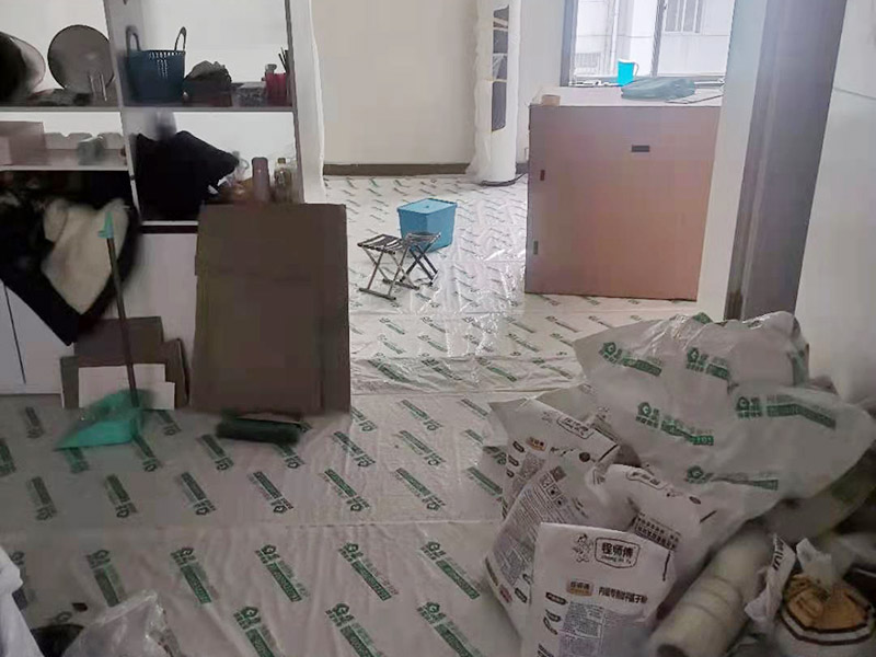 鏟墻皮成品保護(hù)：首先要將墻面全部用水浸濕，一般會(huì)使用滾輪將墻面滾一遍水，在要鏟的地方不斷地滾動(dòng)，這樣大約過(guò)十幾分鐘，就開(kāi)始用鏟子鏟剛才滾濕的地方。要一層一層地鏟，這當(dāng)中可能會(huì)遇到乳膠漆層，或者膠水層，還有膩?zhàn)訉印Ｈ绻龅搅艘恍┓浪佔(zhàn)硬缓门脑捑托枰蚰C(jī)了。