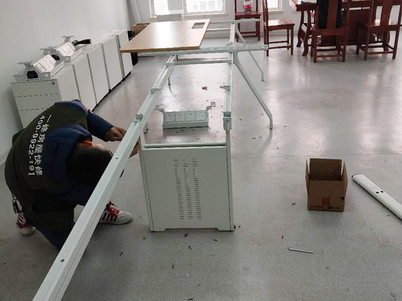 房屋局部改造裝修:一是開裂剝落，因為年代已久，墻面表層老化變脆，當(dāng)然也有使用劣質(zhì)涂料導(dǎo)致這種問題發(fā)生。 二是發(fā)霉，常見于比較潮濕的地方，墻體等部位一旦發(fā)霉，以前的石膏底可能由于水汽都有空鼓脫殼。 三是粉化，施工溫度低、墻粉稀釋過量、施工涂層太薄、沒有使用底漆、底材疏松等，都可能導(dǎo)致粉。 四是光澤上升，頻繁的擦洗、物體擦過墻面、涂料耐擦洗性能差都會導(dǎo)致墻面被打磨光滑，使表面光澤度增加。