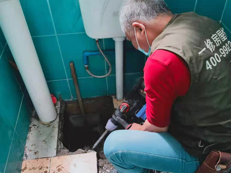 衛(wèi)生間蹲坑滲水維修：將表面的灰塵、油污、積水等處理干凈，并保持表面干燥； 如果瓷磚縫是用填縫劑填的，需要用刀劃出一個(gè)小槽； 在瓷磚面、瓷磚縫、墻縫、管根等水泥部位，噴滲透型防水劑，一定要噴涂均勻； 待防水劑9成干以后（大約2小時(shí)以后），用填縫膏填實(shí)所有瓷磚縫及破損和缺陷部位，管根周圍等薄弱環(huán)節(jié)用填縫膏涂刷加固； 地面與墻面連接處以及管根周圍用塑鋼泥做防水邊； 防水施工結(jié)束后，24小時(shí)內(nèi)施工部位不能淋水。