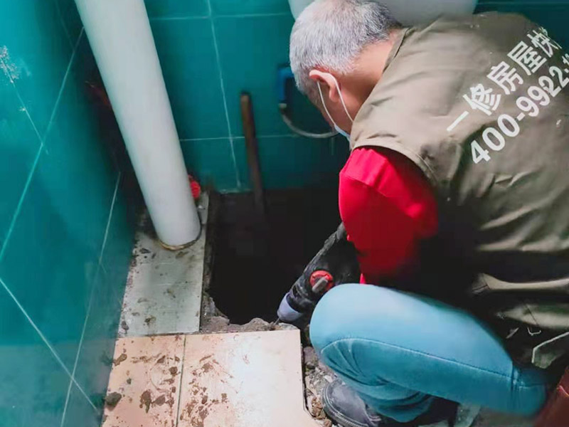 衛(wèi)生間蹲坑滲水維修：將表面的灰塵、油污、積水等處理干凈，并保持表面干燥； 如果瓷磚縫是用填縫劑填的，需要用刀劃出一個(gè)小槽； 在瓷磚面、瓷磚縫、墻縫、管根等水泥部位，噴滲透型防水劑，一定要噴涂均勻； 待防水劑9成干以后（大約2小時(shí)以后），用填縫膏填實(shí)所有瓷磚縫及破損和缺陷部位，管根周圍等薄弱環(huán)節(jié)用填縫膏涂刷加固； 地面與墻面連接處以及管根周圍用塑鋼泥做防水邊； 防水施工結(jié)束后，24小時(shí)內(nèi)施工部位不能淋水。