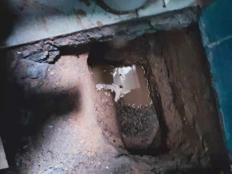 衛(wèi)生間蹲坑滲水維修：將表面的灰塵、油污、積水等處理干凈，并保持表面干燥； 如果瓷磚縫是用填縫劑填的，需要用刀劃出一個(gè)小槽； 在瓷磚面、瓷磚縫、墻縫、管根等水泥部位，噴滲透型防水劑，一定要噴涂均勻； 待防水劑9成干以后（大約2小時(shí)以后），用填縫膏填實(shí)所有瓷磚縫及破損和缺陷部位，管根周圍等薄弱環(huán)節(jié)用填縫膏涂刷加固； 地面與墻面連接處以及管根周圍用塑鋼泥做防水邊； 防水施工結(jié)束后，24小時(shí)內(nèi)施工部位不能淋水。
