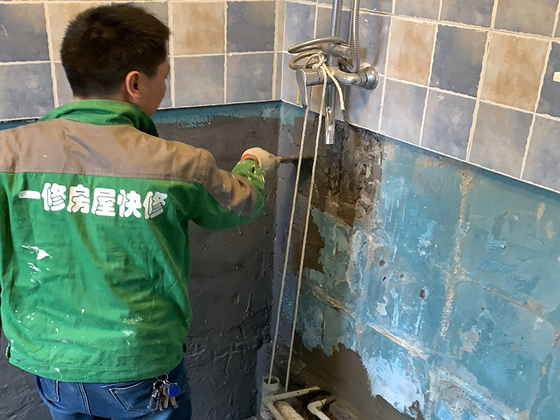衛(wèi)生間墻地面防水：1.利用水泥砂漿水泥砂漿或豆石混凝土鋪平坡度。訣竅是：地漏附近坡度大，門口附近坡度小。 2.利用管根密封膏封嚴管線，管線要穿透樓板根部。刷防水涂料時可以貼1-2層玻璃絲布加強防水性。 3.墻壁表面打磨成干凈平光沒有顆?；覊m，墻壁與地面的交接區(qū)域注意原角和坡角的設(shè)置。 4.聚氨酯防水涂膜由管根和墻角處開始進行涂抹，在常溫下經(jīng)過4小時放干后，再大面積涂抹和刮刷。注意涂料總厚度大于1. 5毫米，不能有漏刮和鼓泡的不良現(xiàn)象。24小時后立面涂刷下一層，之后再以垂直的方向進行二次涂刷。最后涂膜半固化，拋甩粗砂粒方便與水泥砂漿融合。 5.防水層的設(shè)置與具體區(qū)域有關(guān)。防水地面的防水層應(yīng)高出地面200寬，地面防水層應(yīng)超出衛(wèi)生間門口以外300寬。而又淋浴的衛(wèi)生間墻面防水層則應(yīng)設(shè)置為高出地面1800寬。 6.展開閉水實驗的時候，先完成防水工作再利用包立管方法。之后再局部進行防水。閉水試驗也可為了避免破壞地面防水層而免做。