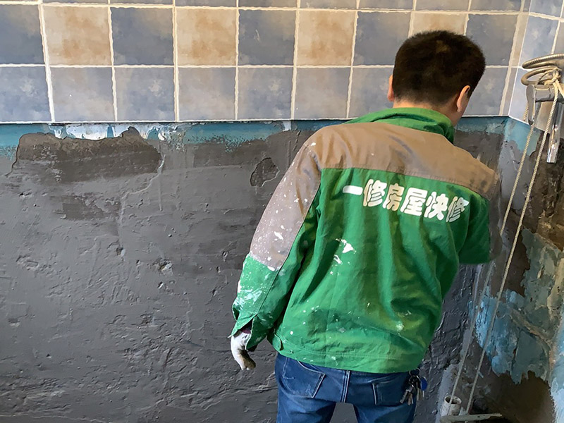 衛(wèi)生間墻地面防水：1.利用水泥砂漿水泥砂漿或豆石混凝土鋪平坡度。訣竅是：地漏附近坡度大，門口附近坡度小。 2.利用管根密封膏封嚴管線，管線要穿透樓板根部。刷防水涂料時可以貼1-2層玻璃絲布加強防水性。 3.墻壁表面打磨成干凈平光沒有顆?；覊m，墻壁與地面的交接區(qū)域注意原角和坡角的設(shè)置。 4.聚氨酯防水涂膜由管根和墻角處開始進行涂抹，在常溫下經(jīng)過4小時放干后，再大面積涂抹和刮刷。注意涂料總厚度大于1. 5毫米，不能有漏刮和鼓泡的不良現(xiàn)象。24小時后立面涂刷下一層，之后再以垂直的方向進行二次涂刷。最后涂膜半固化，拋甩粗砂粒方便與水泥砂漿融合。 5.防水層的設(shè)置與具體區(qū)域有關(guān)。防水地面的防水層應(yīng)高出地面200寬，地面防水層應(yīng)超出衛(wèi)生間門口以外300寬。而又淋浴的衛(wèi)生間墻面防水層則應(yīng)設(shè)置為高出地面1800寬。 6.展開閉水實驗的時候，先完成防水工作再利用包立管方法。之后再局部進行防水。閉水試驗也可為了避免破壞地面防水層而免做。