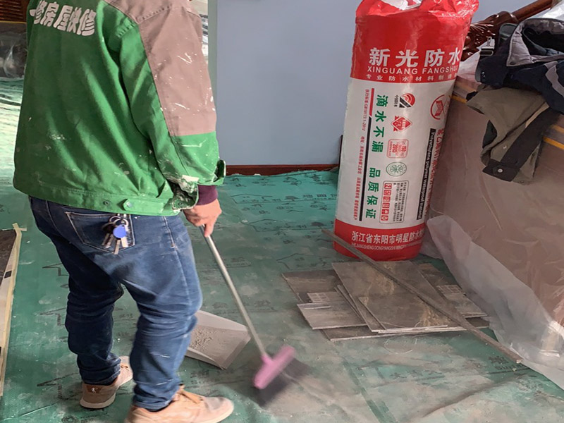 外墻瓷磚局部翻新：瓷磚作為裝飾產(chǎn)品,除了飾面效果及產(chǎn)品質(zhì)量能由生產(chǎn)廠家決定外,其它的使用效果還取決于墻體結(jié)構(gòu)、施工環(huán)境、鋪貼材料及施工方法等各類因素的制約,而一旦瓷磚使用期間出現(xiàn)脫落,瓷磚產(chǎn)品卻往往被當(dāng)成“罪魁禍?zhǔn)?rdquo;。外墻翻新之前,需要基層要求牢固、堅(jiān)實(shí)、干燥、平整、清潔、無浮灰、無油跡。 清理原墻面，想要讓墻面面目一新，煥發(fā)容光，我們首先要做的就是將之前的漆料去除干凈。然后把起皮嚴(yán)重的鏟除，之后還要抹上一層白水泥。但是如果墻面會過于光滑，就還要做打磨處理，其主要目的是便于新涂料和墻體粘結(jié)。