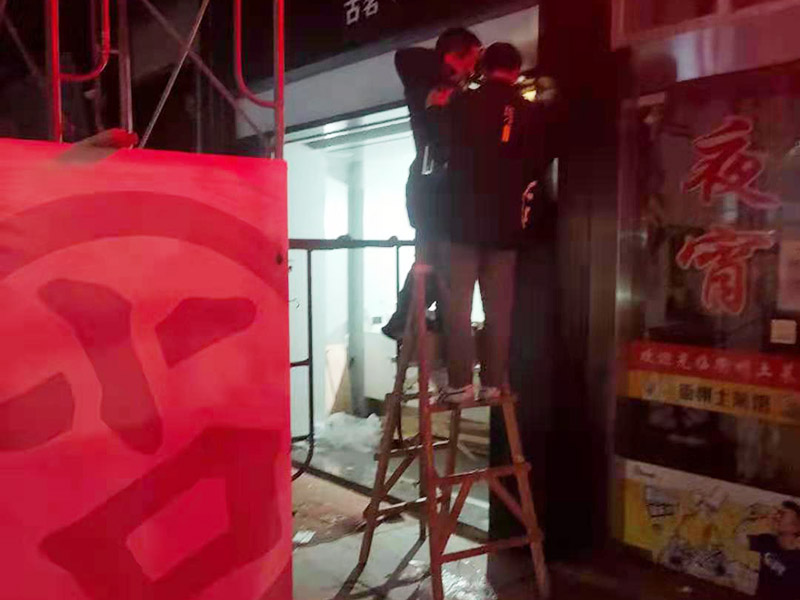 門店裝修翻新：1、在裝修之前，先要定位好門店裝修風(fēng)格，要依據(jù)當(dāng)?shù)氐南M程度、消費群體等衡量設(shè)計。當(dāng)然，更重要是實時跟進效果圖的設(shè)計，確保最后可以是契合當(dāng)?shù)氐难b修作風(fēng)。 2、店的水電安裝需要提前策劃好，以便在后期能夠方便使用，不需要再另外添加，以免給門店造成部分破壞。 3、店內(nèi)裝飾不宜采用過多的線條分割和色彩渲染，以免顧客產(chǎn)生視覺疲勞。店面的色彩要統(tǒng)一和諧，不宜采用任何生硬的、強烈的對比。 4、 招牌上的字號大小要適宜，過大會使招牌顯得太擠，破壞整體布局，可通過襯底色來突出店名。另外，為適合顧客閱讀，店名一般不要使用草書或外文字母。 主體拆改是最先上的一個項目，主要包括拆墻、砌墻、鏟墻皮、拆暖氣、換塑鋼窗等等。拆改完的垃圾，要及時清理出去，保證室內(nèi)的清潔，也更方便日后施工。 水電改造前，設(shè)計師應(yīng)上門進行第一次測量，幫忙確定好開關(guān)、燈具等的確切位置，制定改造方案。 插座面板大概半天可以安裝完畢，應(yīng)注意插座最好買帶開關(guān)功能的，尤其是廚房，這樣，電飯鍋、微波爐就可免于插拔電源，用開關(guān)即可控制。
