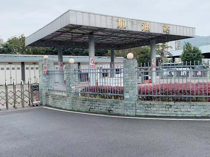 加油站漏水施工：先由專業(yè)人員檢查有無(wú)裂縫，根據(jù)前面的方案處理好裂縫后，在整個(gè)屋面鋪上防水卷材，若要加強(qiáng)防水效果，還可以再鋪上隔熱板，由于隔熱板的高度在20厘米以上，能夠達(dá)到保護(hù)防水層和隔熱保溫的雙重效果。 一般情況下專業(yè)施工隊(duì)會(huì)使用吊籃，由維修人員在外墻施工。處理辦法是：大裂縫可用堵漏王，小裂縫可用玻璃膠來(lái)補(bǔ)漏，修補(bǔ)時(shí)用外墻防水劑，噴上幾道之后就可以了。由于外墻裂縫補(bǔ)漏需要高空作業(yè)，市民一定要請(qǐng)專業(yè)施工隊(duì)來(lái)處理，以防安全事故放生。