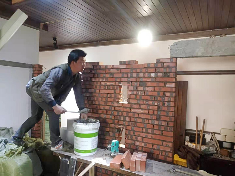 室內(nèi)水泥砌紅磚：要想在家中裝修一面紅磚砌墻，施工工人一般都會(huì)使用鋼化的方法。鋼化之后的紅磚砌墻不僅光澤度好，而且硬度還高，用指甲都不會(huì)留下什么痕跡。但是這種工藝的本身并不是膩?zhàn)?，因?yàn)槟佔(zhàn)邮亲鳛槊鎸觼?lái)打底用的，所以必須要具有一定的粗糙度、吸水性、延展性，這樣附著力才好，也不會(huì)導(dǎo)致墻漆快速干裂。在做了鋼化之后，就可以不用再上乳膠漆了。因?yàn)榧t磚砌墻的附著力和吸水性都很差，如果要比較與墻漆的好壞，從環(huán)保的角度來(lái)說(shuō)，墻漆無(wú)疑是最好的。
