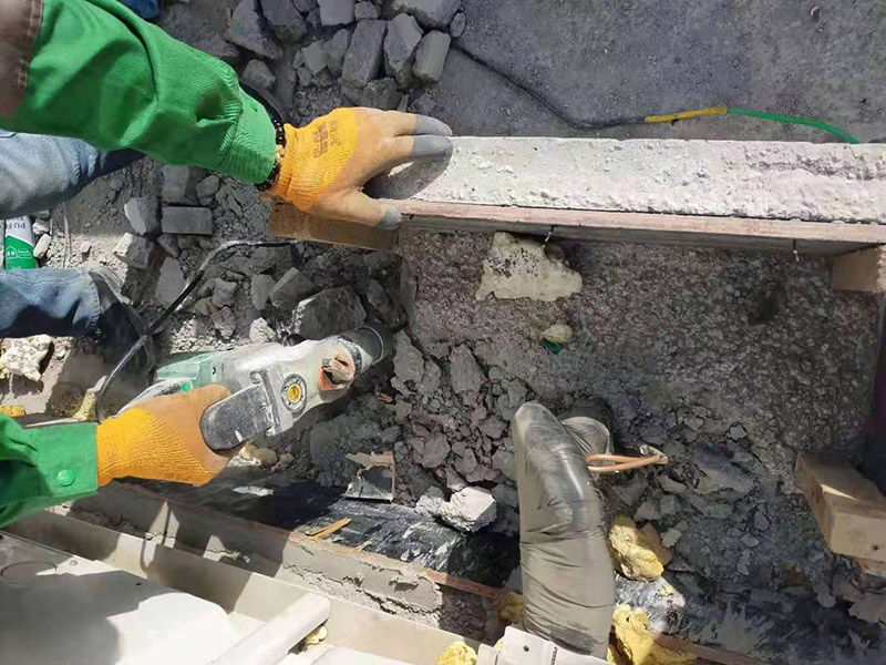 屋頂水管拆除改造：屋頂有很多的低矮的管道，其實(shí)是和其他住戶不相連的。這些是屋頂保溫層的排氣口。保溫層在施工時(shí)難免會(huì)有水分留在里面，施工結(jié)束后長(zhǎng)期暴曬于屋頂，如果水汽排不出會(huì)造成屋頂起鼓開裂。所以在工程上要求有一定間隔的排氣口。 用水泥砂漿找平,同時(shí)做好防水層和保護(hù)層,然后,檢查基層處理并進(jìn)行清理,要求不能有任何雜質(zhì),且屋面必須保持干燥,否則會(huì)直接影響防水效果,最后,根據(jù)當(dāng)天的施工量配置相應(yīng)的瀝青,并參照從高到低、從遠(yuǎn)到近的順序,開始鋪貼屋面防水卷材。