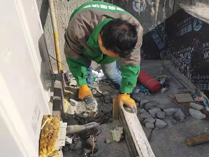 屋頂水管拆除改造：屋頂有很多的低矮的管道，其實(shí)是和其他住戶不相連的。這些是屋頂保溫層的排氣口。保溫層在施工時(shí)難免會(huì)有水分留在里面，施工結(jié)束后長(zhǎng)期暴曬于屋頂，如果水汽排不出會(huì)造成屋頂起鼓開裂。所以在工程上要求有一定間隔的排氣口。 用水泥砂漿找平,同時(shí)做好防水層和保護(hù)層,然后,檢查基層處理并進(jìn)行清理,要求不能有任何雜質(zhì),且屋面必須保持干燥,否則會(huì)直接影響防水效果,最后,根據(jù)當(dāng)天的施工量配置相應(yīng)的瀝青,并參照從高到低、從遠(yuǎn)到近的順序,開始鋪貼屋面防水卷材。