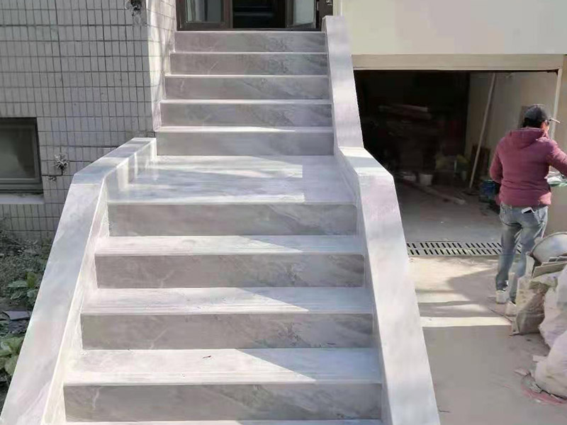 庭院貼磚施工:基層清理→貼灰餅→標筋→鋪結合層砂漿→彈線→鋪磚→壓平拔縫→嵌縫→養(yǎng)護 將選配好的磚清洗干凈后，放入清水中浸泡2～3小時后取出晾干備用。結合層做完彈線后，接著按順序鋪磚。 鋪磚時應抹墊水泥濕漿，按線先鋪縱橫定位帶， 定位帶各相隔15～20塊磚，然后從里往外退著鋪定位帶內地磚，將地面磚鋪貼平整密實。 壓平、拔縫：每鋪完一個段落，用噴壺略灑水，15分鐘左右用木錘和硬木拍板按鋪磚順序錘拍一遍，不得遺漏，邊壓實邊用水平尺找平， 壓實后拉通線撫縱縫后橫縫進行拔縫調直，使縫口平直、貫通、調縫后再用木錘拍板砸平，即將縫內余漿或磚面上的灰漿擦擦去。
