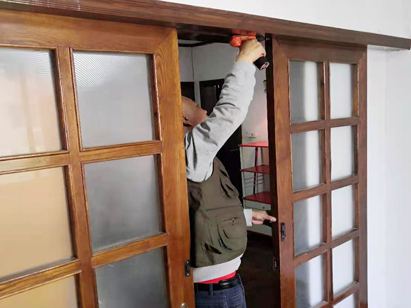 家具木門被踢壞了，若要自己動(dòng)手進(jìn)行家具木門維修要用到哪些工具