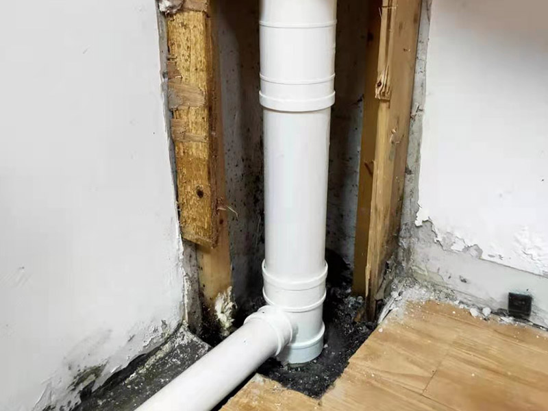 墻內水管漏水維修:第一時間關掉自家的供水閥門，讓漏水帶來的影響盡可能的縮小。需要找到水管漏水的地方，最常使用的方法是水管打壓法。此方法需要將冷熱水管用軟管連接在一起使冷熱水形成一個圈，總閥門關閉，所有出水口只留一個口接上試壓器，其余關閉，這時試壓器的指針讀數(shù)為0。 搖動測壓桿至指針讀數(shù)到0.9-1.0之間，此時的水壓應為正常水壓的3-6倍。然后需要等待一定時間，不同管材需要的時間不一樣，但最少也需要半個小時。此時查看壓力值，如果降幅不超過0.5個壓，就沒有漏水。如果有漏點，壓力就會下降較多。 找到了漏水點，我們就要對漏水的管道進行維修或更換。首先要鑿開對應墻面，此過程中要注意對地板家居的保護。然后清理干凈管道上的殘渣，進行換新，連接好后要用防水膠對管道進行防水處理。